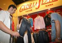 Крупные продавцы одежды приостановили поставки в Россию